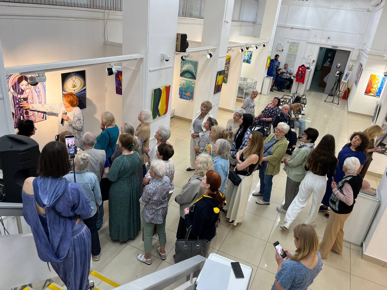 Анна Трубецкая ведет экскурсию в МУК МВК г. Реутов