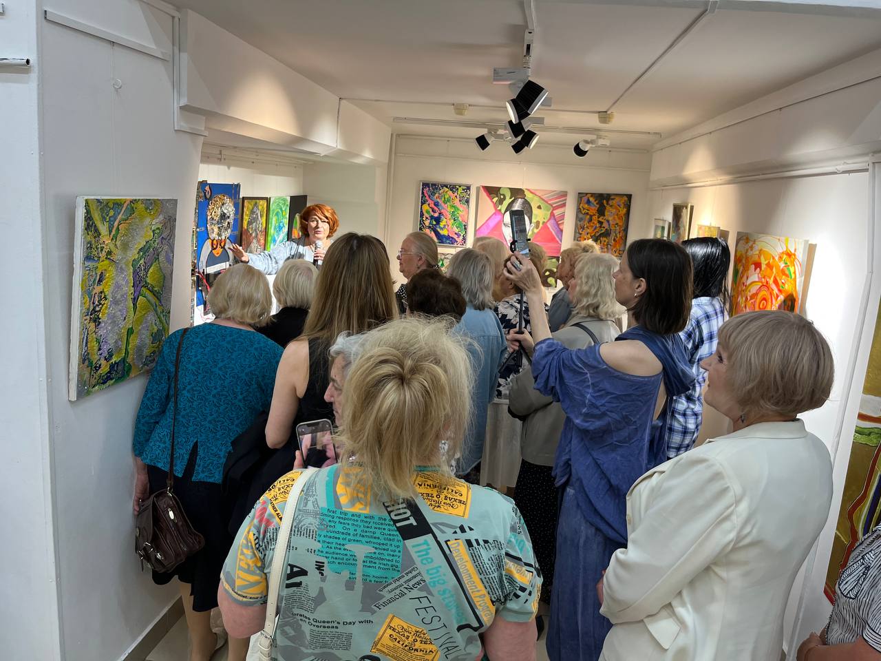 Анна Трубецкая ведет экскурсию в МУК МВК г. Реутов