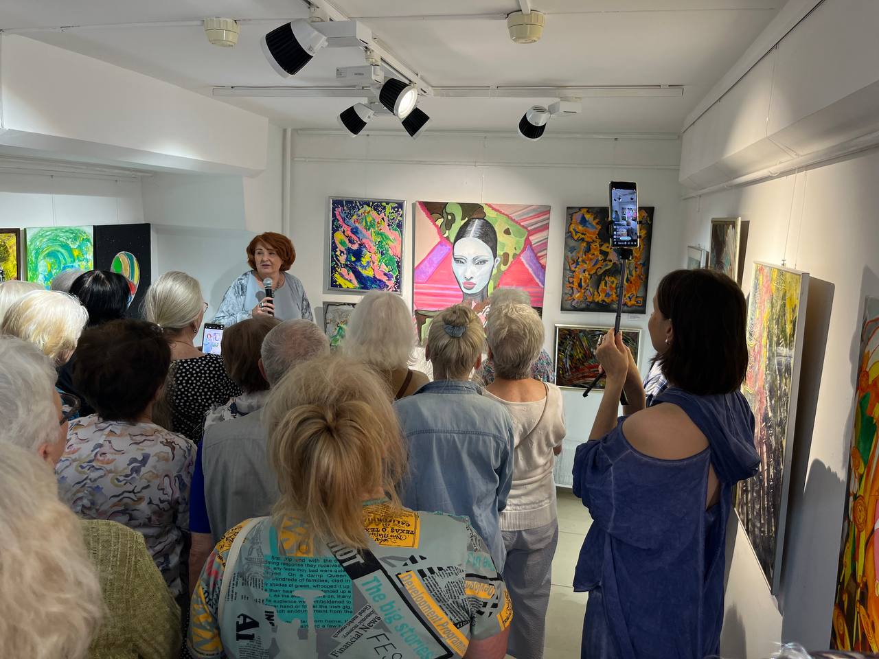 Анна Трубецкая ведет экскурсию в МУК МВК г. Реутов