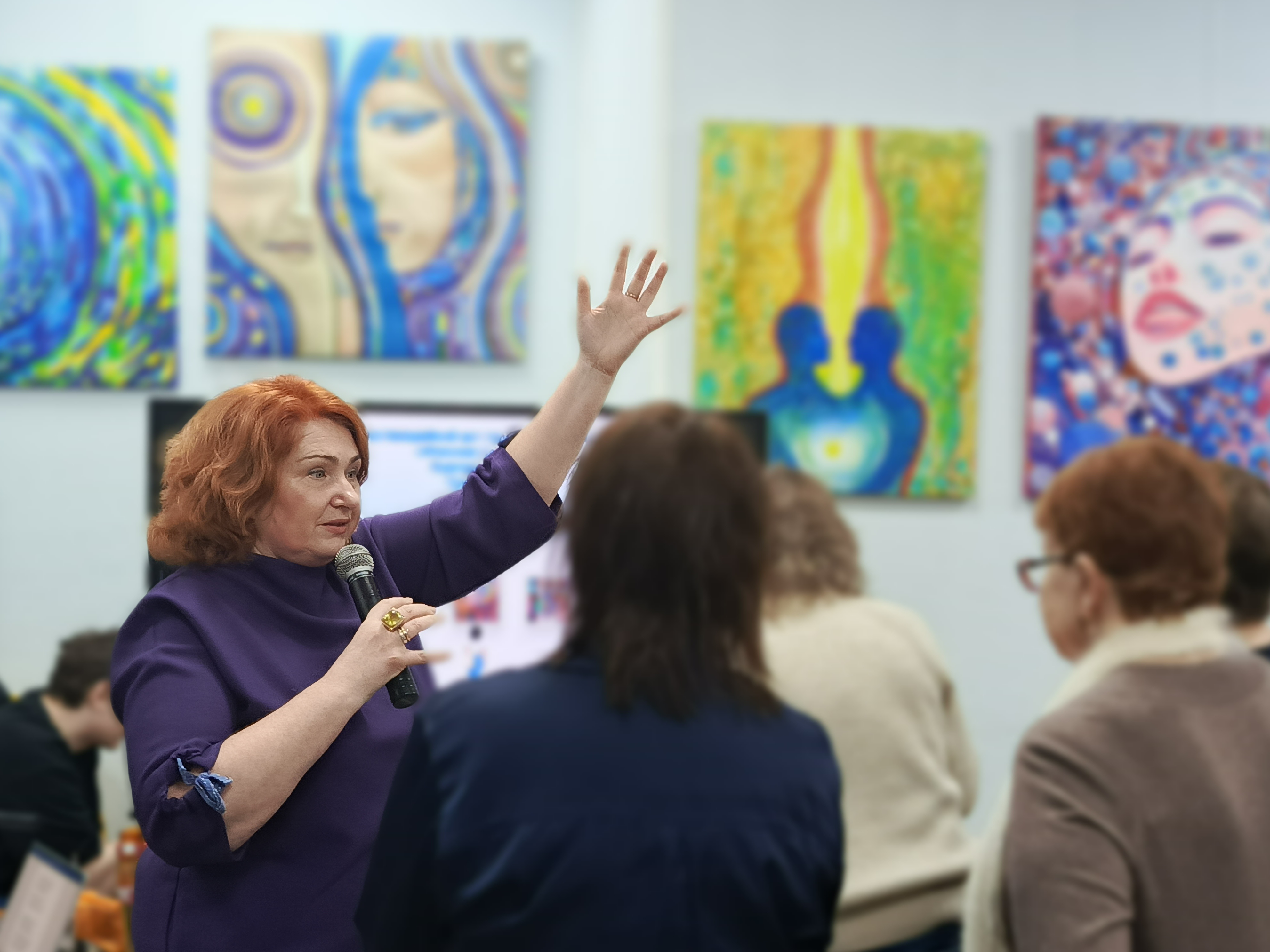 Анна Трубецкая ведет экскурсию в ДК ТЕМП Москва